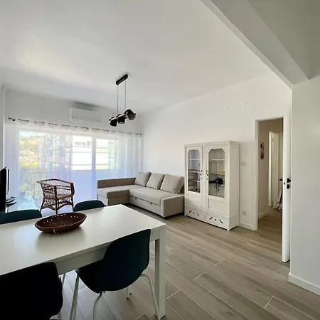 Apartamento Muito Central - 300 Metros Da Praia *