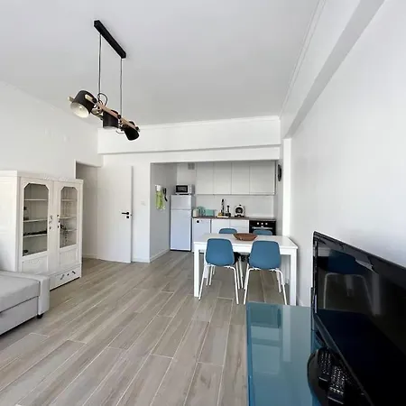 Apartamento Muito Central - 300 Metros Da Praia